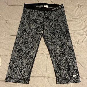 Nike pro crop leggings